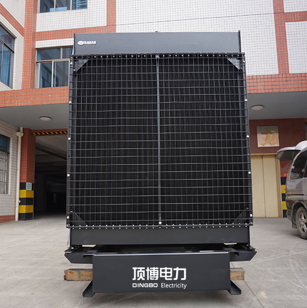 為保證散熱效果，發(fā)電機(jī)廠家建議您定期清除散熱器外部污物及水箱內(nèi)部污垢