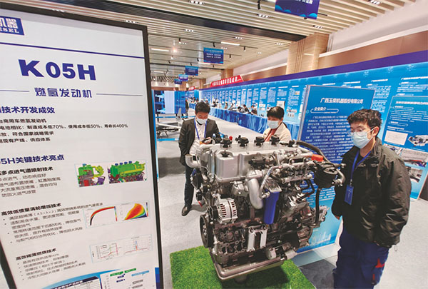 玉柴首臺(tái)商用車用燃?xì)浒l(fā)動(dòng)機(jī)YCK05H亮相第十二屆廣西發(fā)明展